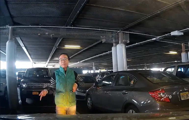 Vrouw houdt parkeerplek bezet, terwijl er geen auto is...