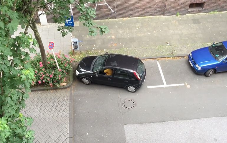 Vrouw in Dortmund neemt de tijd om te parkeren...
