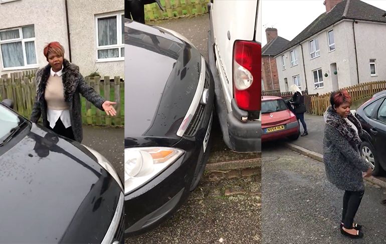 Vrouw in Engelse Leicester parkeert auto lekker knus tegen voorganger