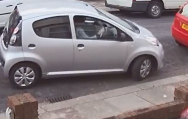Vrouw in Engelse Southend on Sea neemt de tijd om te parkeren