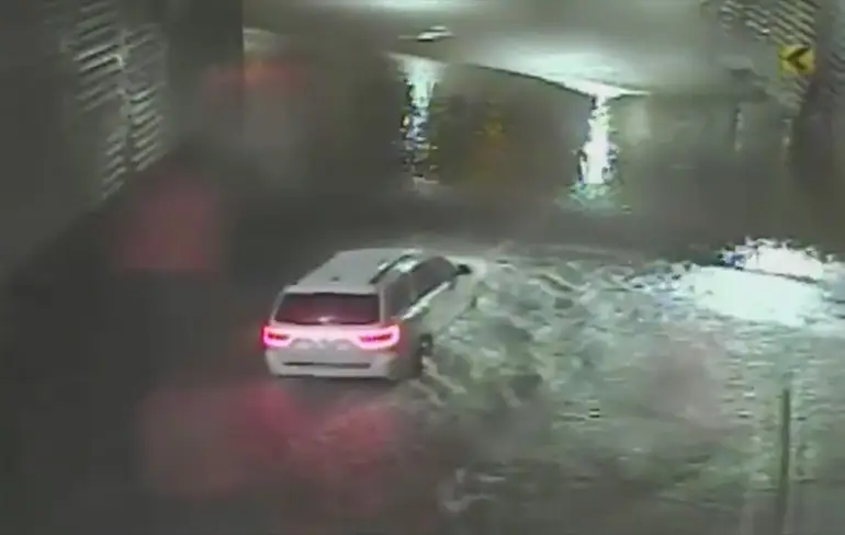 Vrouw in Houston dood na poging rijden door overstroming
