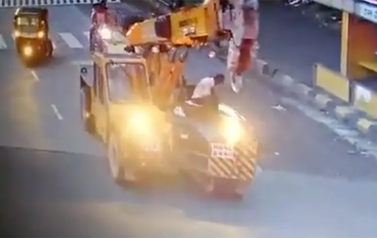 Vrouw in Mumbai komt ongelukkig ten val en kraan kan niet uitwijken