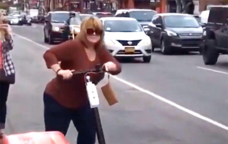 Vrouw in Nashville moet nog veel oefenen op escooter