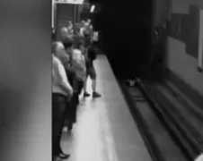 Vrouw in Praag valt met engeltje onder metro