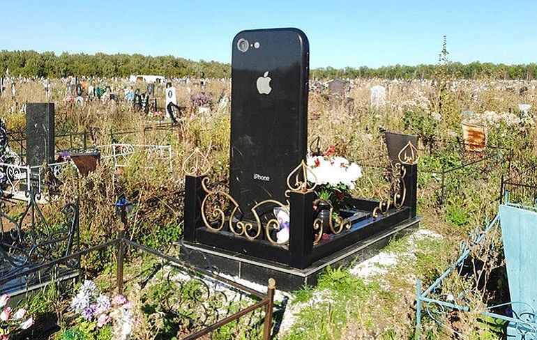 Vrouw in Rusland heeft grafsteen in de vorm van een iPhone