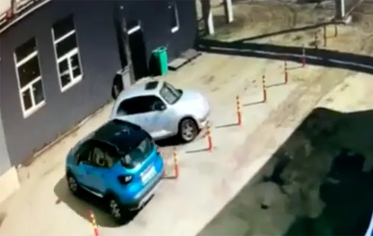 Vrouw in Wit-Russische Brest maakt veel schade bij APK keuring