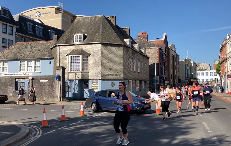 Vrouw is knettergek en rijdt door halve marathon van Plymouth