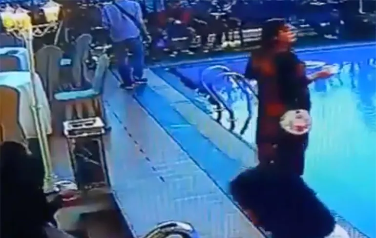 Vrouw kan duidelijk niet over water lopen