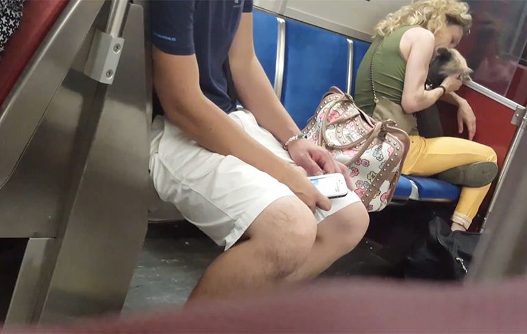 Vrouw slaat en bijt haar hondje in een trein in Canada
