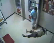 Vrouw ligt laveloos in pinhokje, man maakt er dankbaar gebruik van