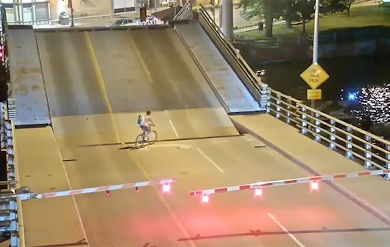 Vrouw negeert slagbomen en valt in opening van ophaalbrug