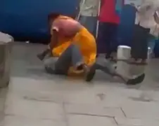 Vrouw op treinstation India heeft duidelijk de broek aan!