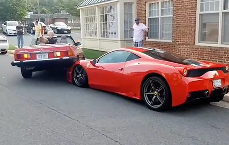Vrouw parkeert zo in Ferrari 458 Speciale op Katie's Cars And Coffee