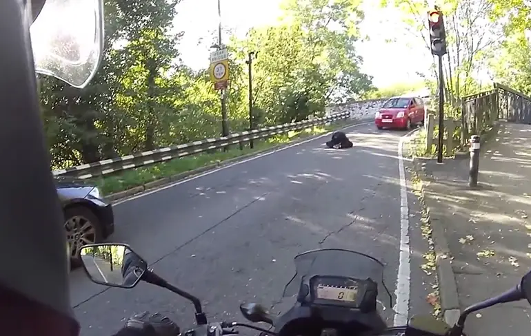 Vrouw probeert zichzelf van leven te beroven, motorrijder komt helpen!