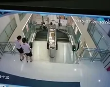 Vrouw redt zoontje, maar komt zelf om in roltrap