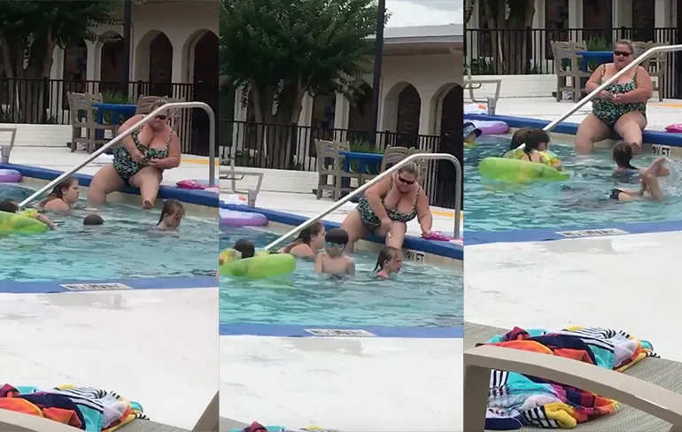 Vrouw scheert haar benen gewoon aan de rand van het zwembad