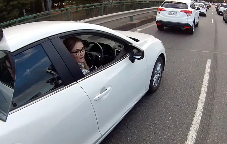 Vrouw snijdt motorrijder af en natuurlijk moet deze daar wat van zeggen