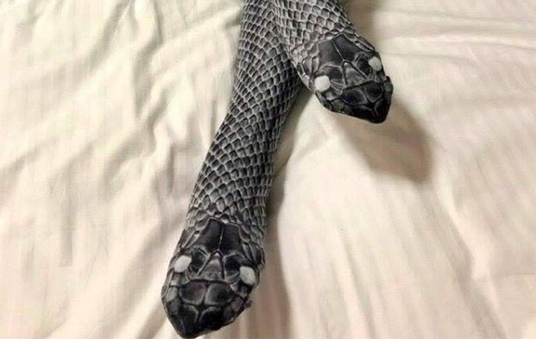 Vrouw trekt kousen aan die op slang lijkt, man denkt dat het echte slang is