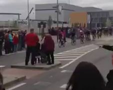 Vrouw vangt wielrenner tijdens Ronde van Vlaanderen