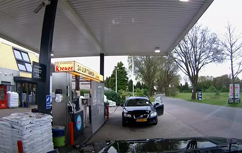 Vrouw vergeet duidelijk iets bij een tankstation in Steenwijk