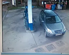 Vrouw vergeet telkens kant van tankdop...