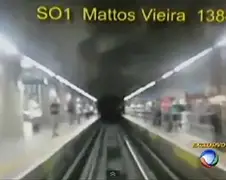 Vrouw verliest arm na duwtje voor aankomende metro