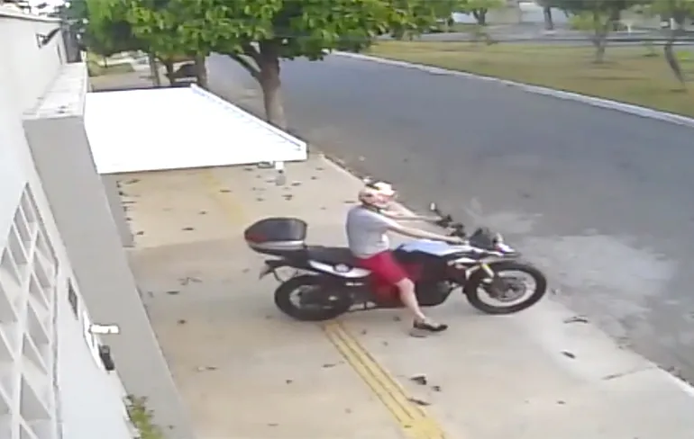 Vrouw vermist: Laatste gezien voor de deur van een garage