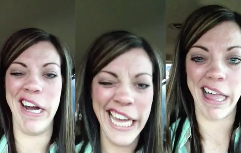 Vrouw vindt haar eigen verdoofde gezicht erg grappig!