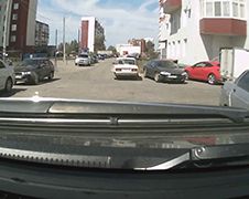 Vrouw ziet tegenliggende auto over het hoofd...