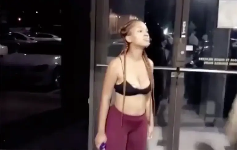 Vrouwelijke beveiligers rammen vrouw met grote bek knock-out