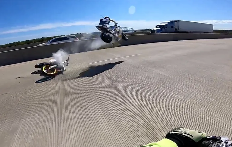 Vrouwelijke motorstunter gaat keihard op haar plaat