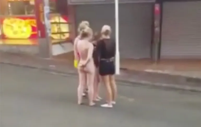 Vrouwelijke toeristen in Magaluf zijn kleren kwijtgeraakt na heftige avond?