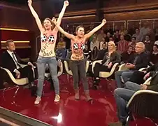 Vrouwen laten borsten zien om te protesteren tegen het WK 2022