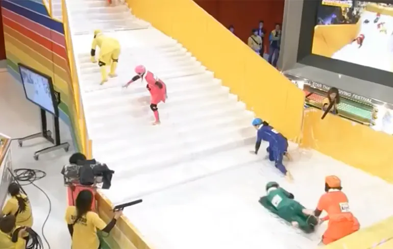 Vrouwen op glibberige trap op Japanse televisie