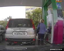 Vrouwtje is een klein beetje in de war bij benzinestation
