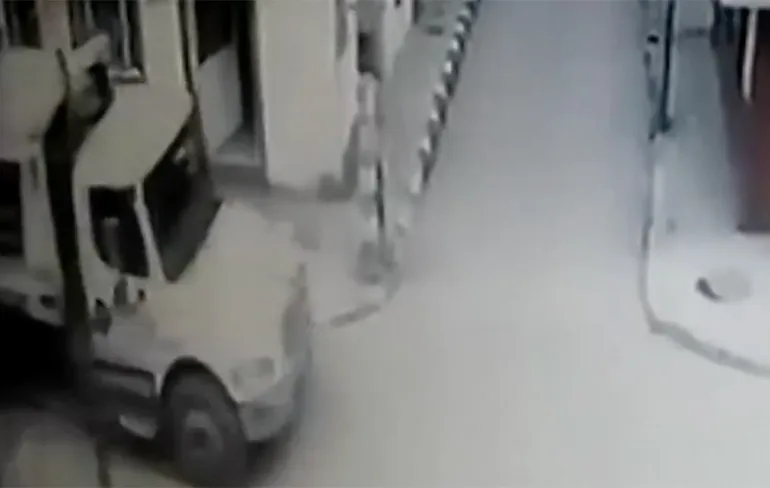 Vuilnisman ongelukkig aangereden en komt met hoofd onder vuilniswagen