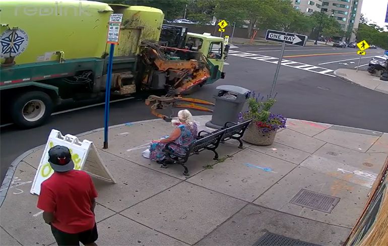 Vuilniswagen in staat New York trekt even vrouw op bankje onguur hard omver