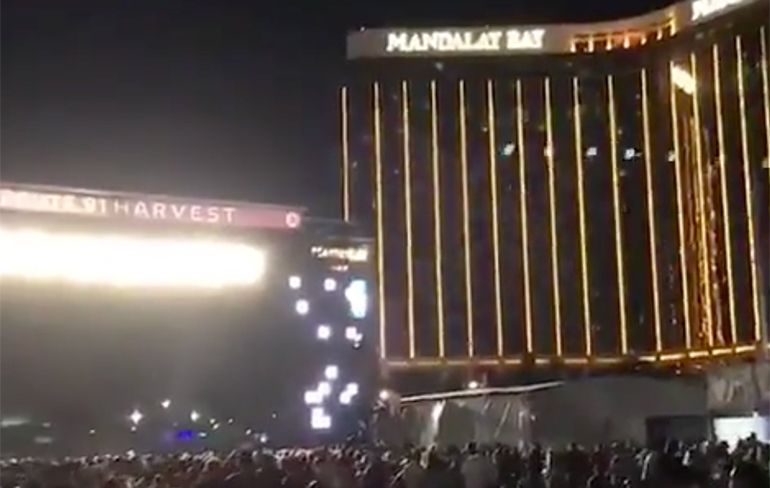 Vuur geopend vanaf hotelbalkon op festival in Las Vegas