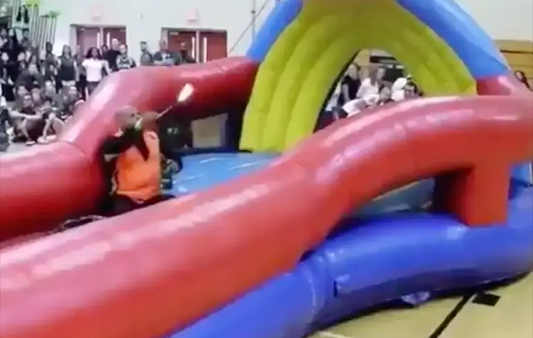 Vuurvreter zet zichzelf in de fik tijdens Pep Rally