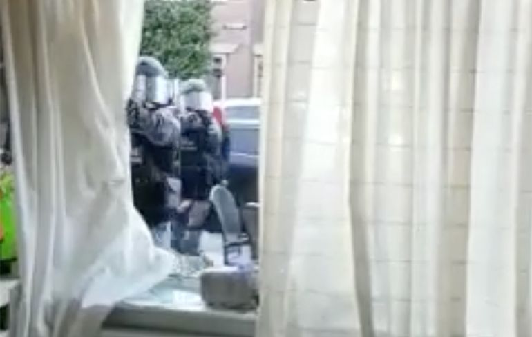 Vuurwapengevaarlijke man uit Berkhout filmt inval politie in zijn huis