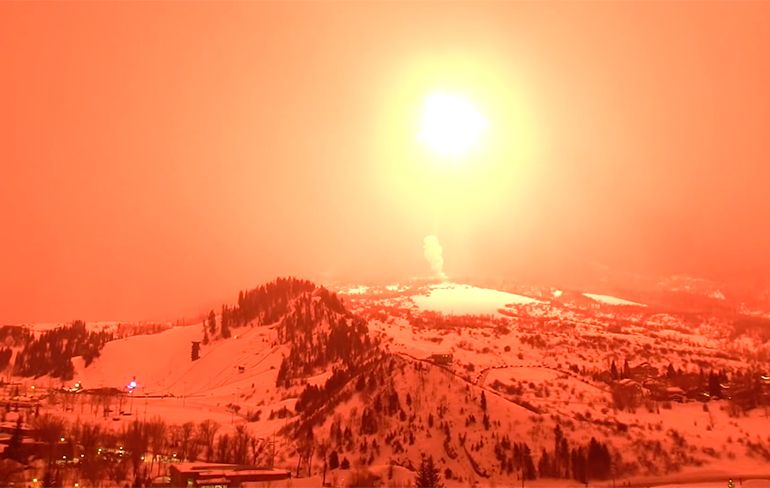 Vuurwerkshell van 62 Inch maakt lucht rood in Colorado