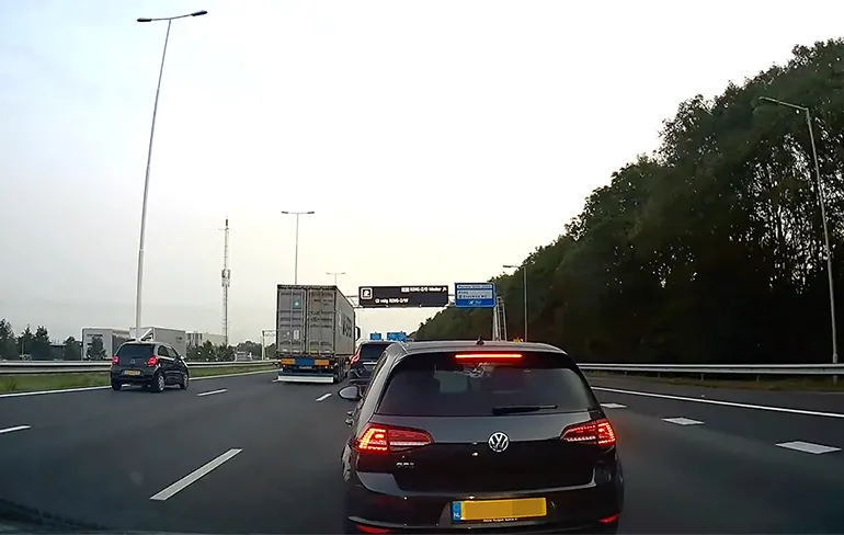VW Golf GTI bestuurder voegt kort in, maar waardeert toeter absoluut niet