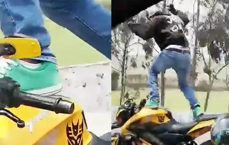 Waaghals op motor laat truc zien zonder handen