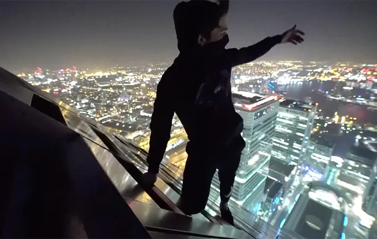 Waaghalzen beklimmen piramide op wolkenkrabber One Canada Square in Londen