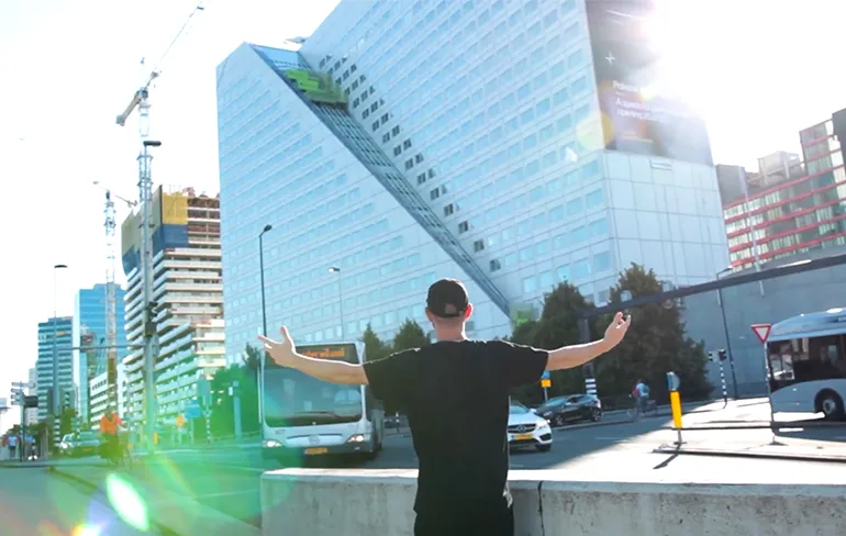 Waaghalzen doen bekende stunt na van Jackie Chan op Rotterdamse Willemswerf