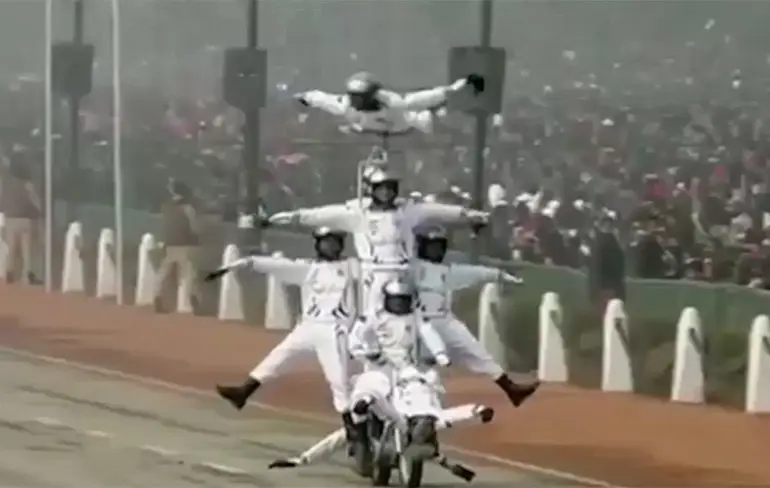 Waaghalzen doen kunstjes op motor tijdens Republic Day in India