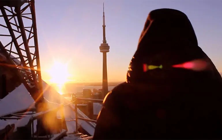 Waaghalzen in Toronto klimmen in winters weer op kraan