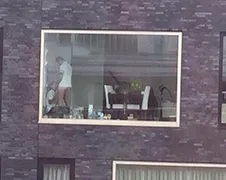 Waarom je nooit tegenover een kantoor moet gaan wonen!