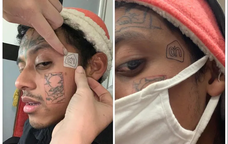 Wait what: Amerikaanse Carl laat  Albert Heijn-logo in gezicht tatoeëren