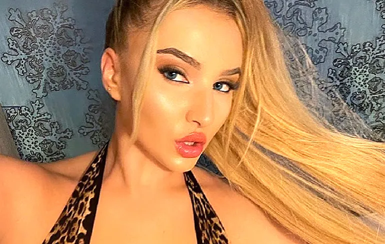 Wait what: De navel van Fabiola Volkers zit wel heel erg scheef